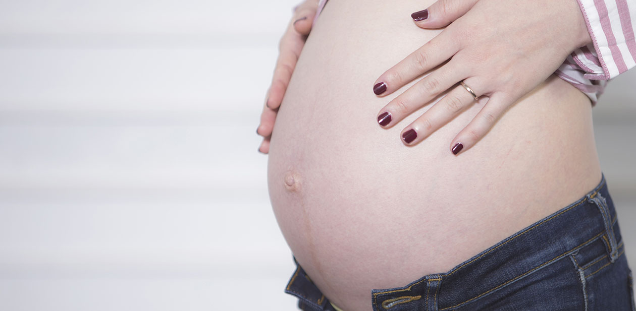 エコー写真を持った妊婦